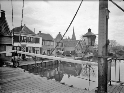 400259 Gezicht op de bebouwing aan de Vecht te Breukelen, vanaf de Vechtbrug, met links het huis Brugstraat 19.